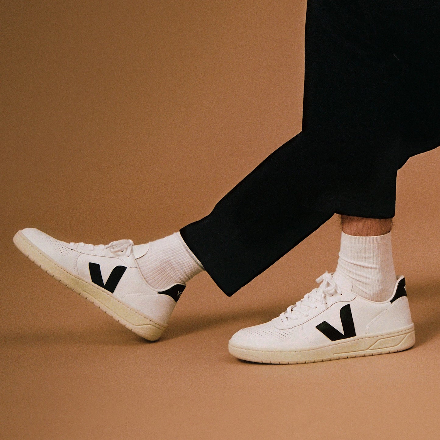 VEJA MENS V-10 CWL WHITE BLACK